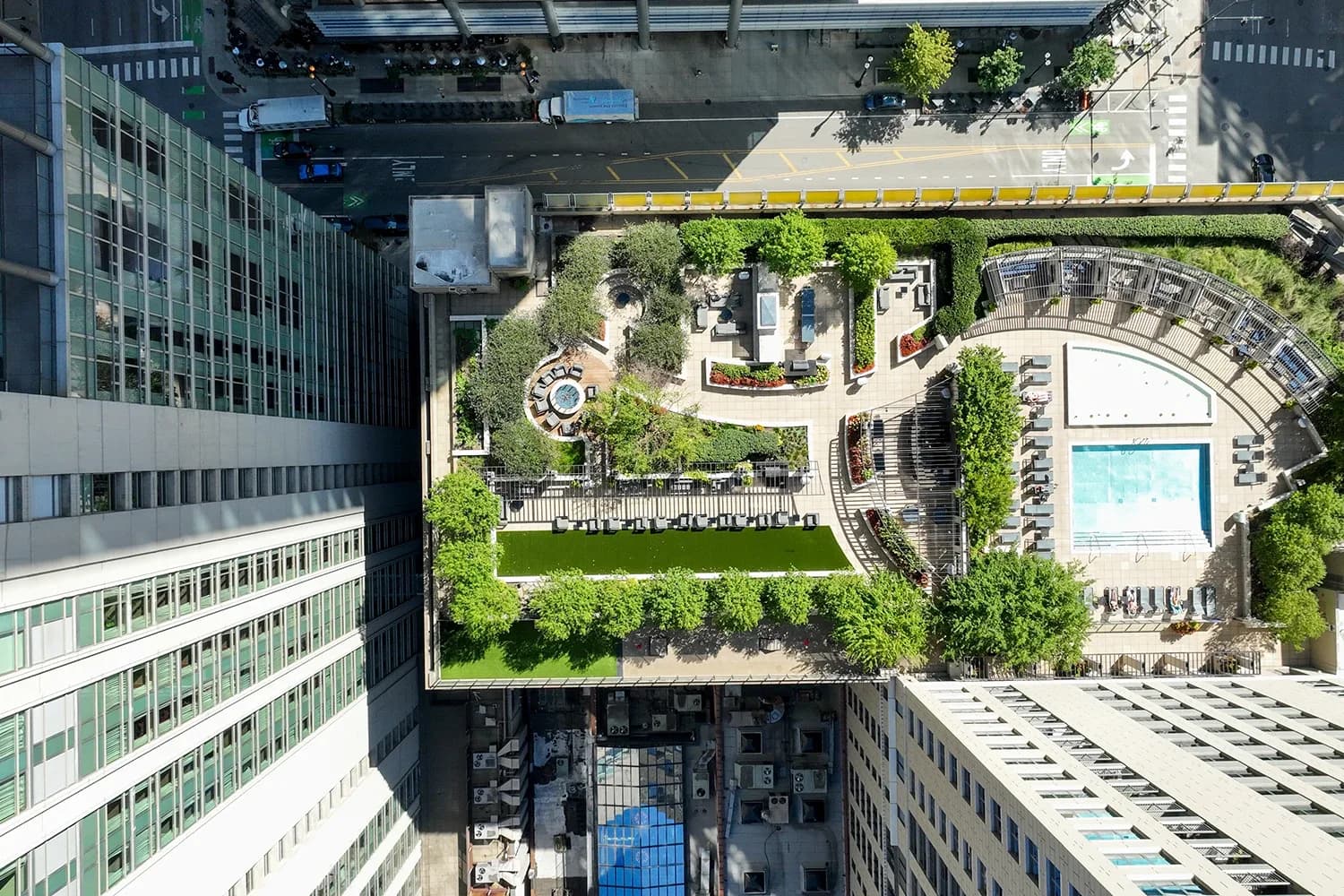 AMLI Rooftop Green Retreat
